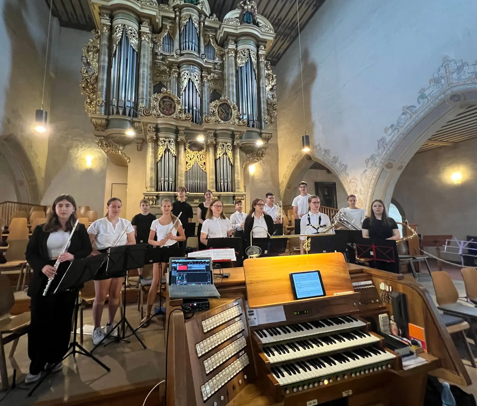 Musizierende vor der Orgel der Johanneskirche